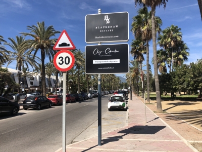 Poste publicitario de 150x50 cm en Marbella, Málaga