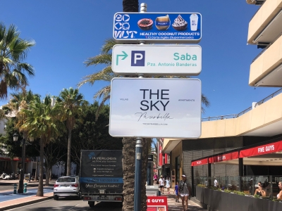 Poste publicitario de 150x50 cm en Marbella, Málaga