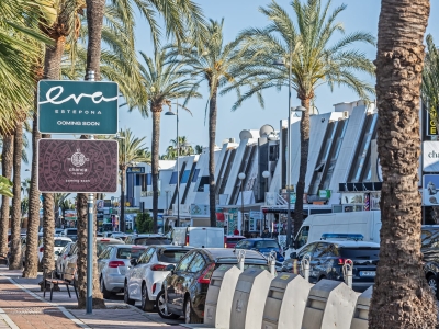 Poste publicitario de 150x50 cm en Marbella, Málaga