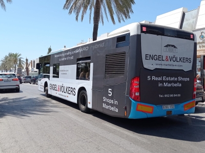 Autobus publicitario de Semi Integral en Marbella, Málaga