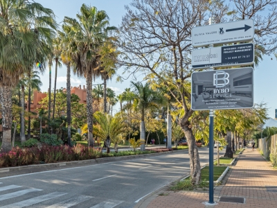 Poste publicitario de 150x50 cm en Marbella, Málaga