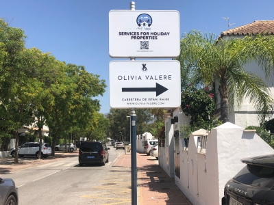 Poste publicitario de 150x50 cm en Marbella, Málaga