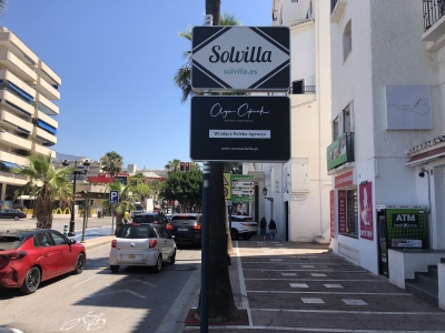 Poste publicitario de 150x50 cm en Marbella, Málaga