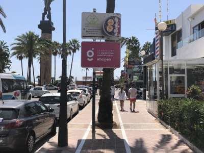 Poste publicitario de 150x50 cm en Marbella, Málaga