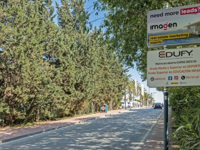 Poste publicitario de 150x50 cm en Marbella, Málaga