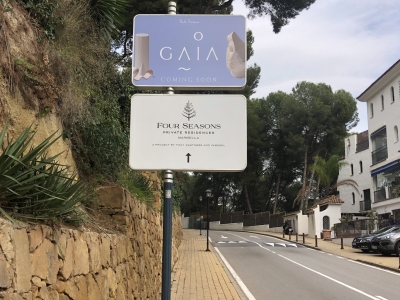 Poste publicitario de 150x50 cm en Marbella, Málaga