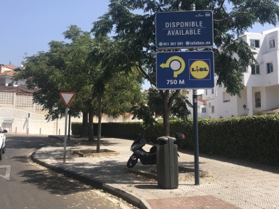 Poste publicitario de 150x50 cm en Marbella, Málaga