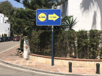 Poste publicitario de 150x50 cm en Marbella, Málaga