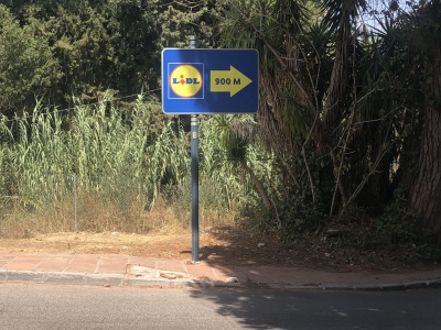 Poste publicitario de 150x50 cm en Marbella, Málaga