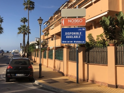 Poste publicitario de 150x50 cm en Marbella, Málaga