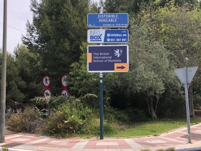 Poste publicitario de 150x50 cm en Marbella, Málaga