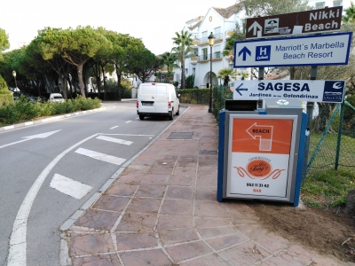 Papelera publicitaria de 100x70 cm en Marbella, Málaga