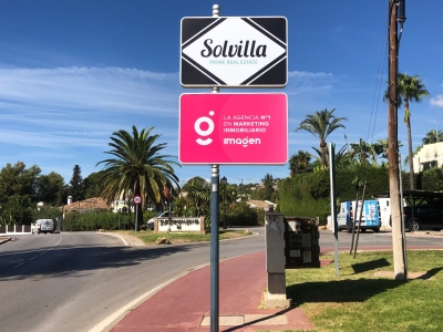 Poste publicitario de 150x50 cm en Marbella, Málaga