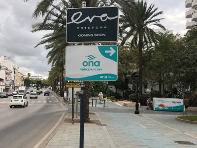 Poste publicitario de 150x50 cm en Marbella, Málaga