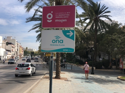 Poste publicitario de 150x50 cm en Marbella, Málaga