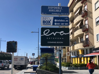 Poste publicitario de 150x50 cm en Marbella, Málaga