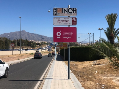 Poste publicitario de 150x50 cm en Marbella, Málaga