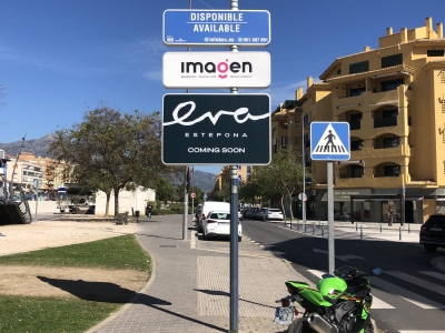 Poste publicitario de 150x50 cm en Marbella, Málaga