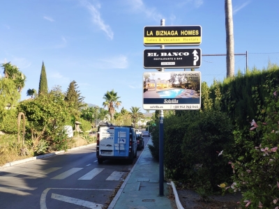 Poste publicitario de 150x50 cm en Marbella, Málaga