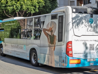 Autobus publicitario de Urban Simple en Estepona, Málaga